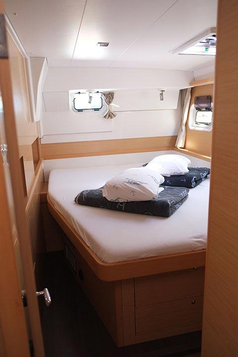 Catamaran spacious cabin